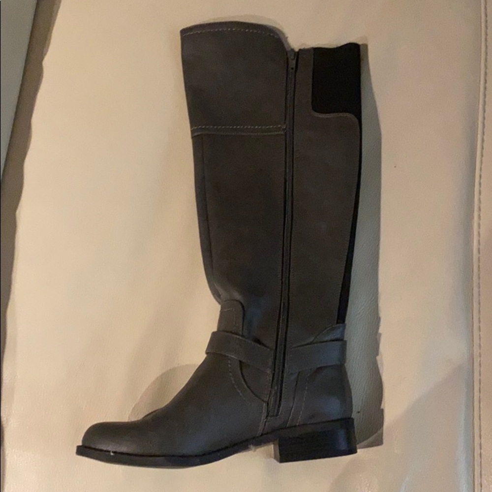 gray boots - Picture 2 of 6